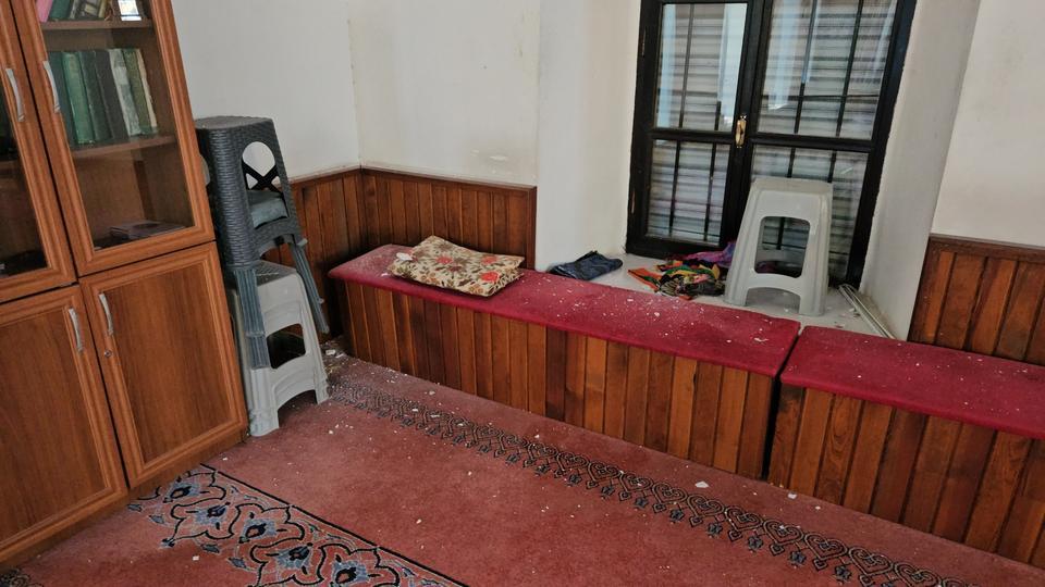 Depremde tarihi cami hasar gördü