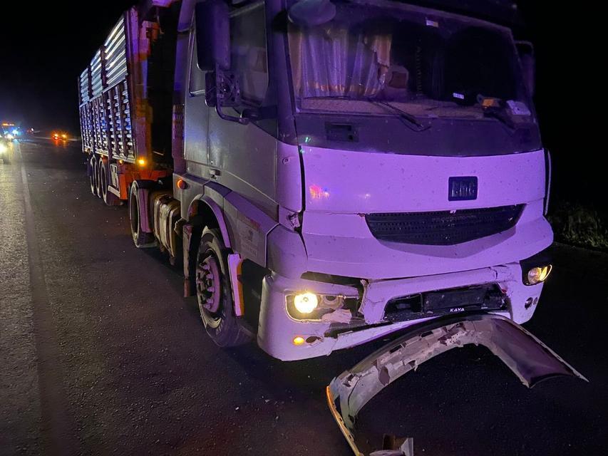 Tır, otomobile çarptı: 4 yaralı