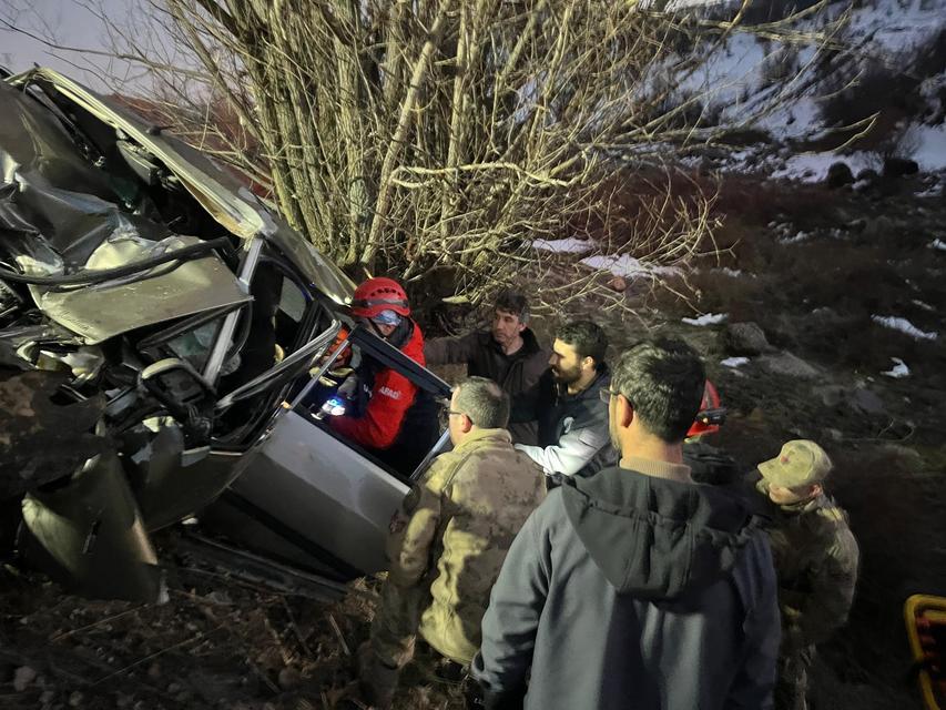 KAZA YAPAN ARAÇTA SIKIŞAN GENÇ, EKİPLERİN MÜDAHALESİYLE KURTARILDI