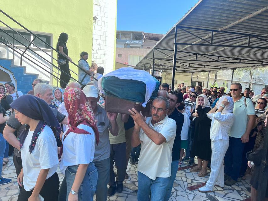 İZMİR'DE BOŞANDIĞI EŞİ TARAFINDAN ÖLDÜRÜLEN KADIN SON YOLCULUĞUNA UĞURLANDI