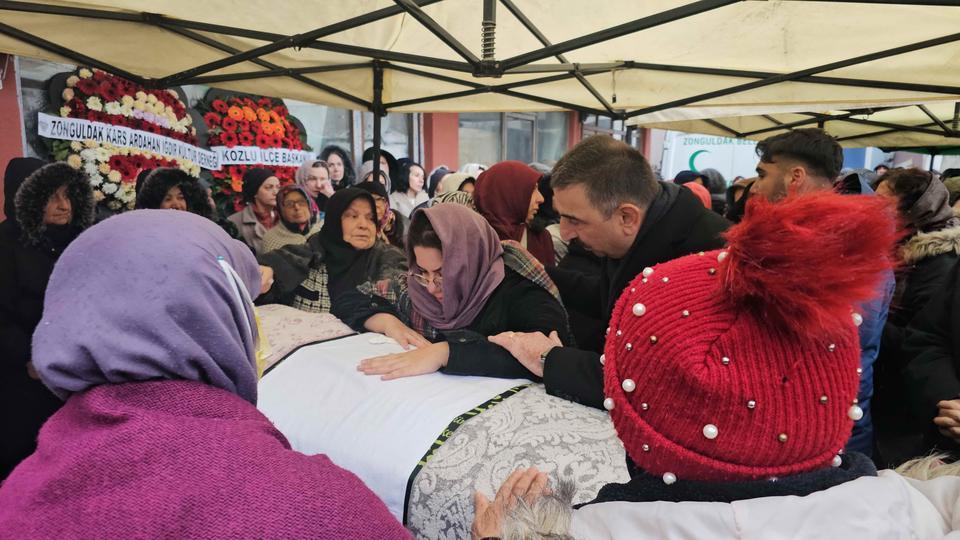 KAHREDEN TESADÜF: 6 YIL ÖNCE ANNESİ PATATES PÜRESİNDEN, KIZI İSE ELMA YERKEN ÖLDÜ YEDİĞİ ELMA NEFES BORUSUNA KAÇAN 45 YAŞINDAKİ GÜVENLİK GÖREVLİSİ KADIN 10 YIL ÖNCE DE OĞLUNU KAZADA KAYBETMİŞ