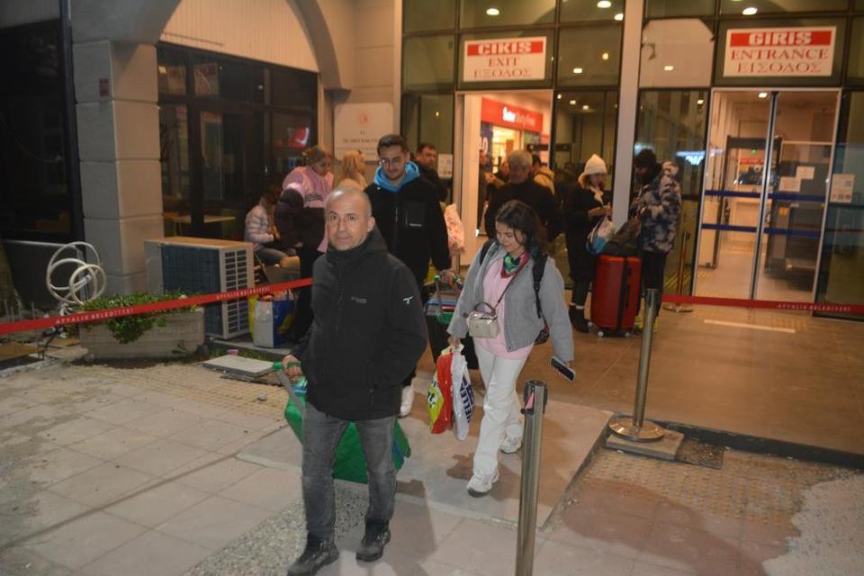 Şap nedeniyle adada mahsur kalan tatilciler, yurda döndü