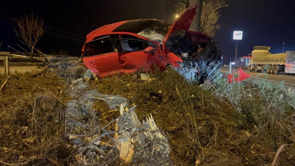 Kontrolden çıkan araç ağacın üzerine çıktı: 1 ağır yaralı