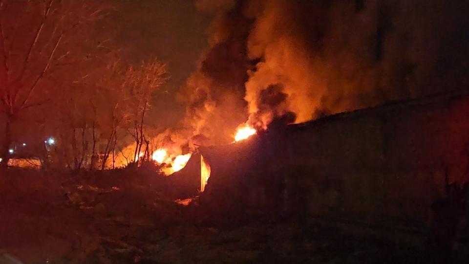 Fabrikada çıkan yangın büyüdü