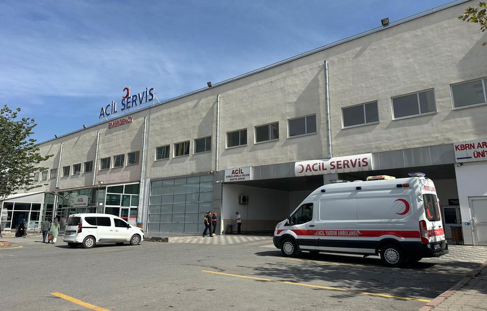 HAFİF TİCARİ ARAÇ İLE MOTOSİKLET ÇARPIŞTI: 1 ÖLÜ, 2 YARALI