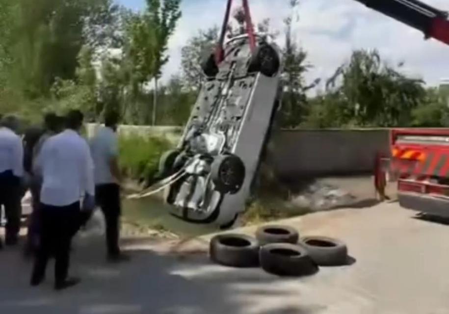 Otomobil su kanala uçtu: 3 yaralı