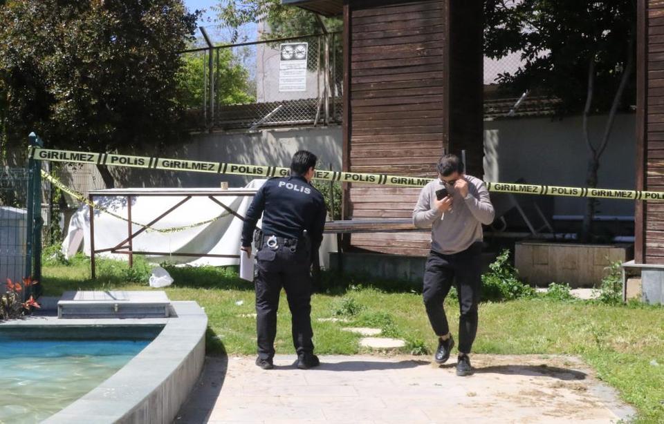 Reklam panosundan ceset çıktı