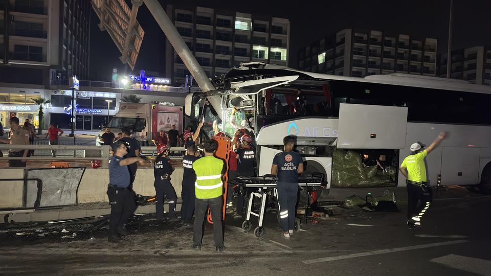ADANA'DA YOLCU OTOBÜSÜ ALT GEÇİT DUVARINA ÇARPTI: 11 YARALI