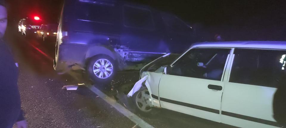 Derebucak'ta otomobil ile minibüs çarpıştı: 2 yaralı