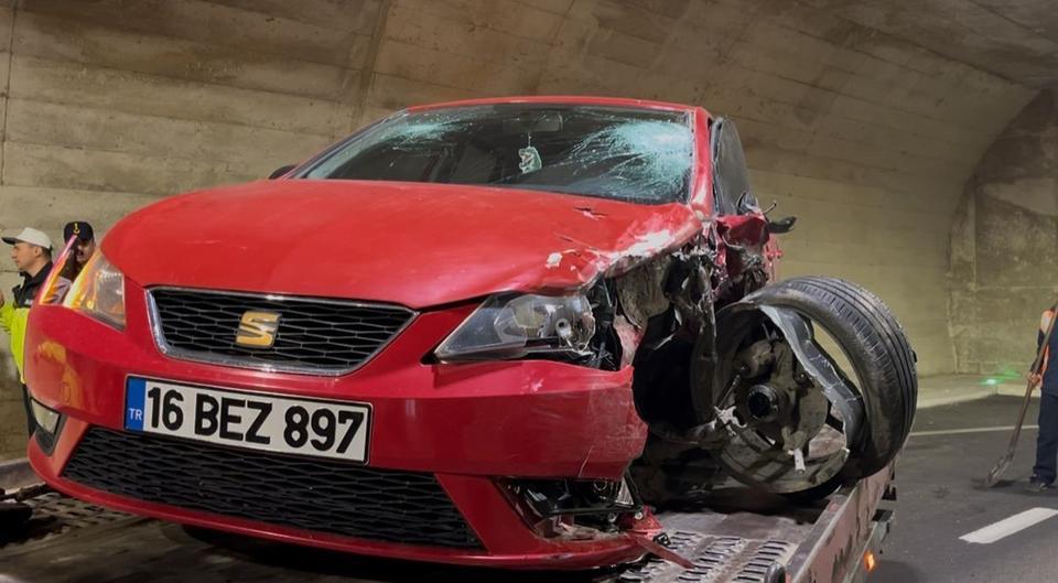 CİNAYET GİBİ KAZA KAMERADA...KARŞI ŞERİDE GEÇEN OTOMOBİL MOTOSİKLETE BÖYLE ÇARPTI: 1 ÖLÜ, 1 AĞIR YARALI ACI DETAY GÜVENLİK KAMERASINDA ÇIKTI : EŞİNİN ARKASINDAN GELİRKEN KAZAYA ŞAHİT OLDU