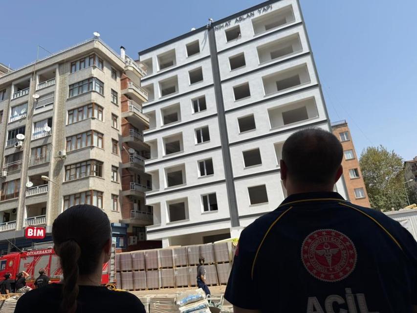 6'ncı kattan atlamak istedi, ailesi ve polisler ikna etti