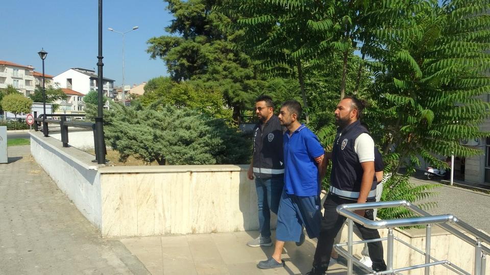 Polis araçlarına zarar veren şahıs tutuklandı