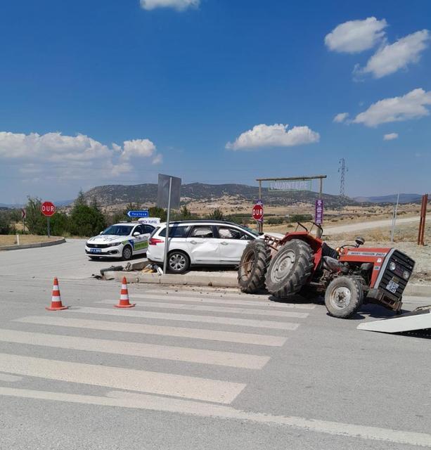 Traktör ile otomobil çarpıştı: 1’i ağır 6 yaralı