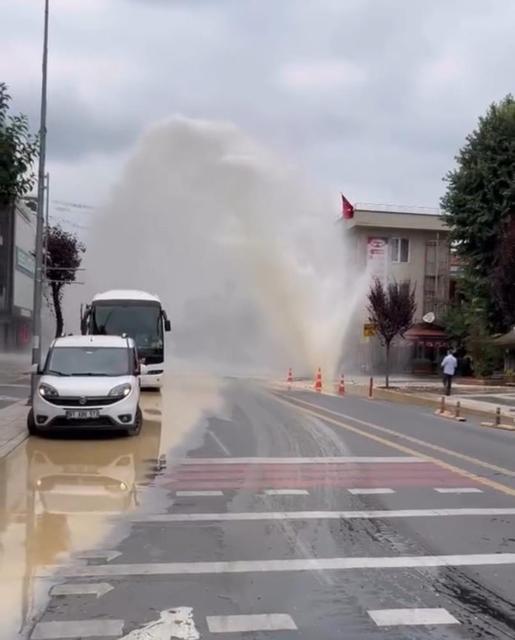 Su borusu patladı: 5 metre su fışkırdı