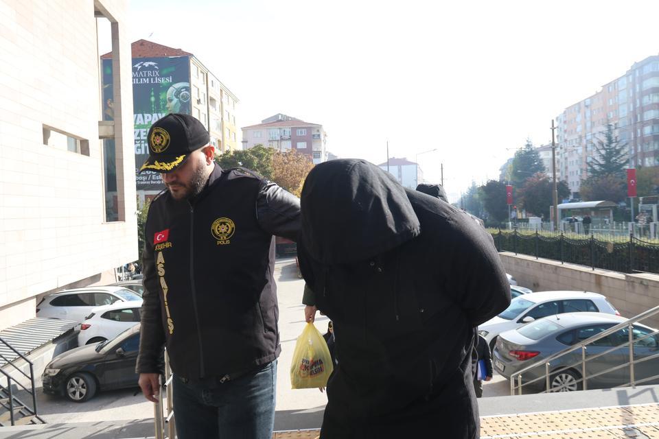 ESKİŞEHİR MERKEZLİ 5 İLDEKİ FUHUŞ OPERASYONUNDA YAKALANAN 17 ŞÜPHELİ ADLİYEYE SEVK EDİLDİ OPERASYONDA 19 MAĞDUR KADIN KURTARILIRKEN, YABANCI UYRUKLU KADINLAR SINIR DIŞI EDİLMEK ÜZERE İLGİLİ BİRİMLERE TESLİM EDİLDİ