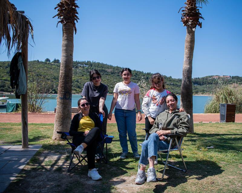 KUŞADASI'NDA İLÇENİN NÜFUSU 1 MİLYONU AŞTI OTEL VE PANSİYONLARDA YER KALMADI PLAJLAR VE MESİRE ALANLARI DOLDU TAŞTI