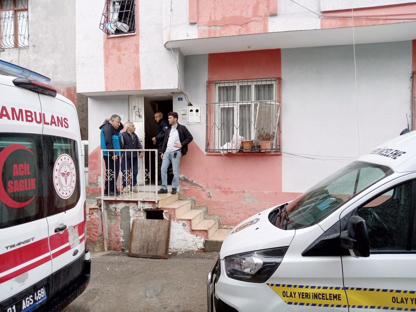 CİNNET GEÇİREN ŞAHIS, KARISINI ÖLDÜRDÜ, ANNESİNİ DE AĞIR YARALADI