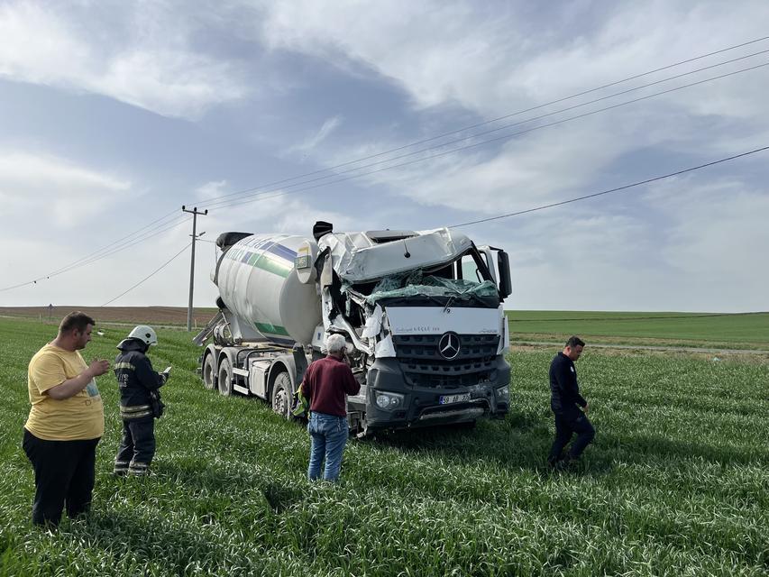 Direkleri deviren beton mikseri tarlaya daldı