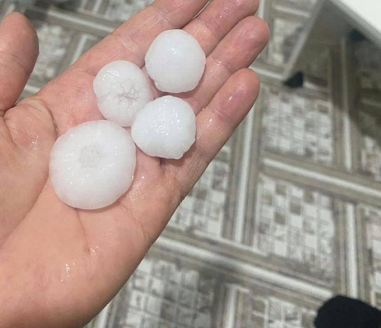 Ceviz büyüklüğündeki dolu çevreyi beyaza bürüdü
