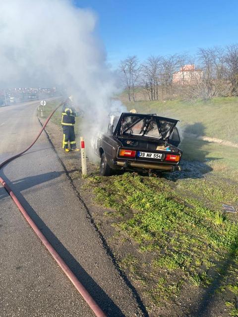 Seyir halindeki otomobil alev aldı