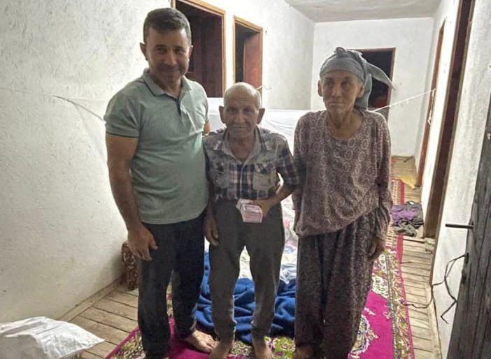 YANGINDA 80 BİN LİRASINI KAYBEDEN YAŞLI ADAMIN PARASI YENİSİYLE DEĞİŞTİRİLDİ DEĞİŞEN TÜPÜ ÇAKMAKLA KONTROL EDERKEN EVİ İLE BİRLİKTE 80 BİN LİRASI DA YANMIŞTI
