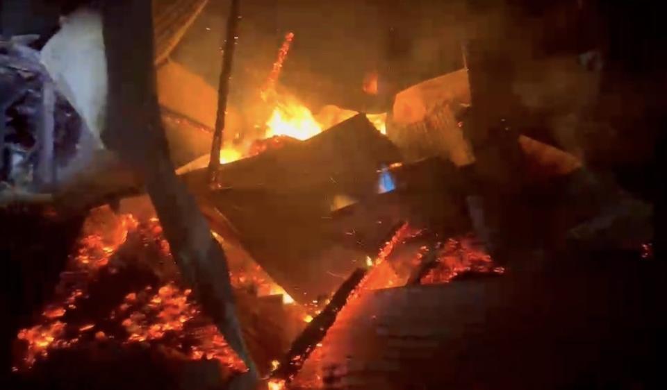 Samanlık yangını itfaiye ekiplerince söndürüldü