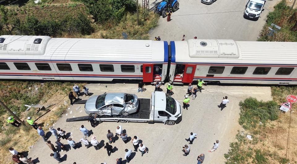MUŞ'TA TREN OTOMOBİLE ÇARPTI: 3 YARALI