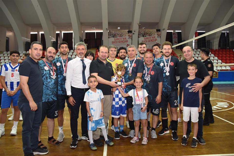 Aydın'daki kurumlar voleybol maçında bir araya geldi