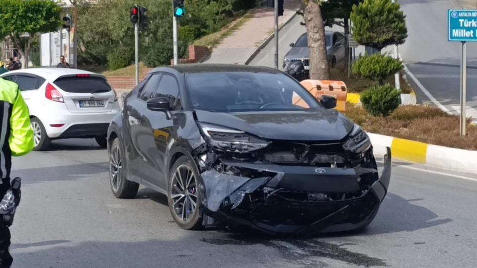 Kırmızı ışık ihlali kaza yaptırdı