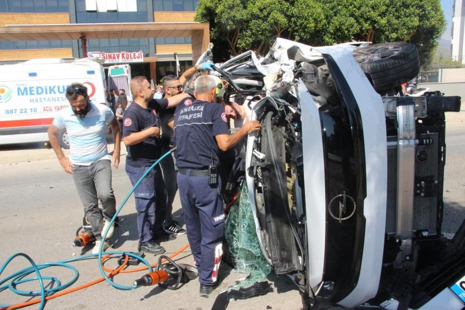 Yol süpürme aracı ile hafif ticari araç çarpıştı: 5 yaralı