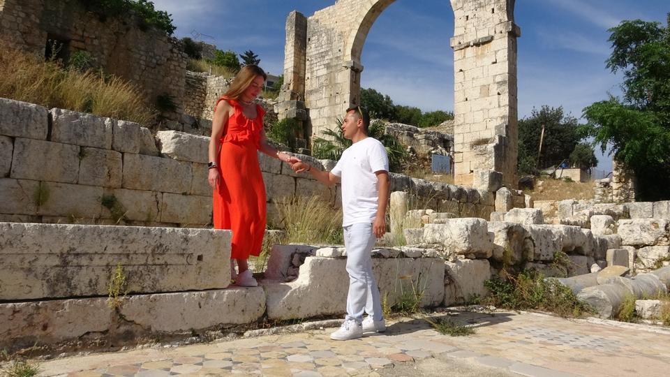 İLK GÖRÜŞTE AŞKLA BAŞLADI: SİBİRYALI GELİNE TÜRK USULÜ DÜĞÜN MERSİN ERDEMLİ'DE AÇIK HAVADA YAPILAN DÜĞÜNLE MESAFELERİ TANIMAYARAK AŞKIYLA EVLENEN MARİİA'YA KINA YAKILDI, ARDINDAN DA DAMADIN ÖNÜNDE TESTİ KIRDI DAMAT İLYAS CAN KİL: "AŞKIN GÜCÜ 10 BİN KİLOMETREYİ AŞTI VE BURAYA KADAR GELDİ" GELİN MARİİA SADNOVA: "BEN CAN İÇİN SİBİRYA'DAN ERDEMLİ'YE GELDİM, GELİNCE ANLADIM Kİ TÜRKİYE ÇOK GÜZEL"