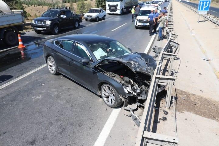Otomobilin çarptığı trafo yüklü kamyon devrildi: 2 yaralı