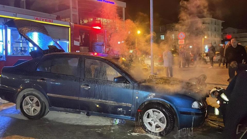 Seyir halindeki otomobil alev alarak yandı