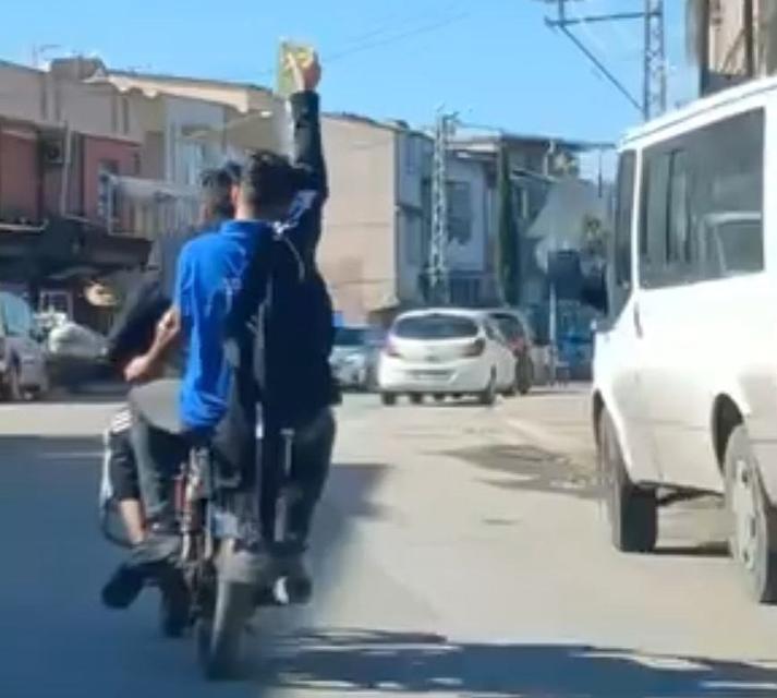 Serum takılı halde motosikletle yolculuk yaptı