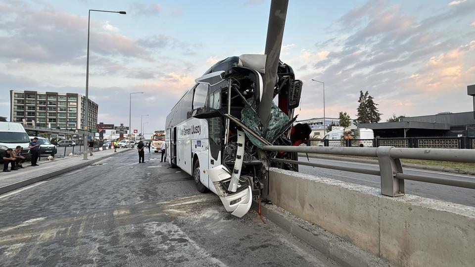 ADANA'DA YOLCU OTOBÜSÜ ALT GEÇİT DUVARINA ÇARPTI: 11 YARALI