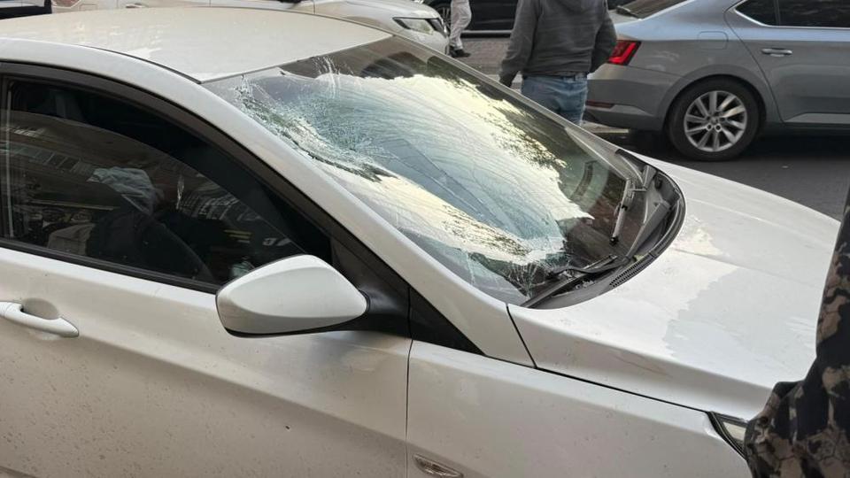 Otomobilin çarptığı yaya ağır yaralandı, sürücüler birbirlerinin üstüne yürüdü