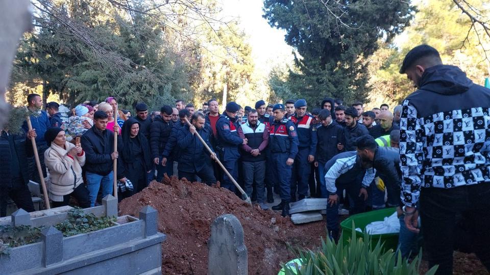 YANGINDA ÖLEN 2 ÇOCUK DEFNEDİLDİ, ÖZEL İZİNLE CENAZEYE KATILAN BABA GÖZYAŞLARINA BOĞULDU GAZİANTEP'TE 2 ÇOCUĞA ACI VEDA GÖZALTINDAKİ İŞLEMLERİ DEVAM EDEN ANNE CENAZEYE KATILMADI