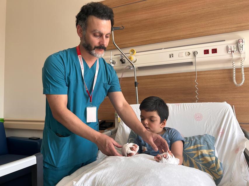 DOKTORLARIN İSMİNİ YENİ DUYDUĞU RAHATSIZLIK ESKİŞEHİR'DE TEDAVİ EDİLDİ, 10 PARMAĞI AÇILDI 10 PARMAĞI AÇILAN MİNİK UMUT, ARTIK OYUNCAKLARINI TUTABİLECEK ANNE NURİYE ŞAHİN: "DOKTORLAR 'APERT' DEYİNCE, 'BU NASIL BİR HASTALIK' DİYE SORUYORLAR"