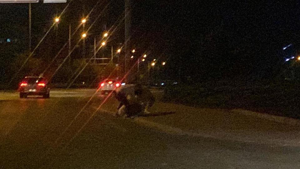 3 genç tekme tokat kavga etti
