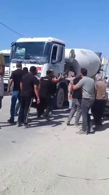 Yol verme tartışmasında sinirlenen vatandaş, kamyonu yumrukladı