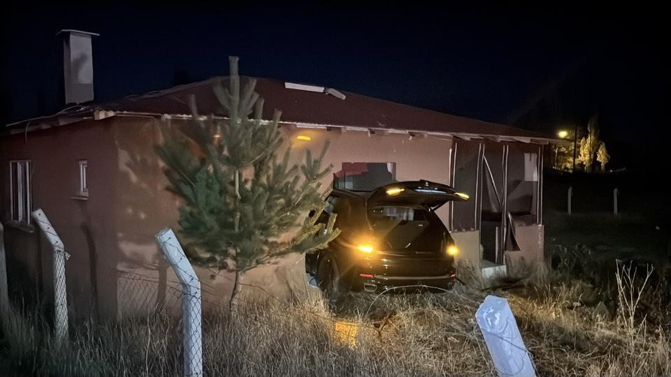YOLDAN ÇIKAN OTOMOBİL MÜSTAKİL EVE OK GİBİ SAPLANDI: 1 YARALI