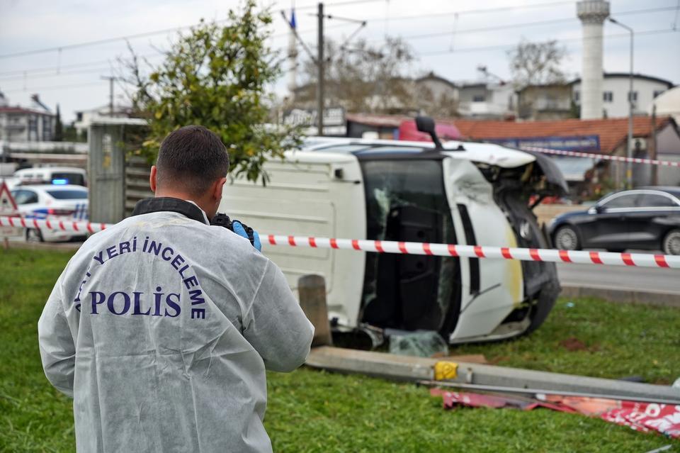 CEZA İNFAZ KORUMA ARACI DEVRİLDİ: 1 ÖLÜ, 1 YARALI HAYATINI KAYBEDEN İNFAZ KORUMADA GÖREVLİ MEMURUN EŞİ VE MESAİ ARKADAŞLARI UZUN SÜRE GÖZYAŞI DÖKTÜ