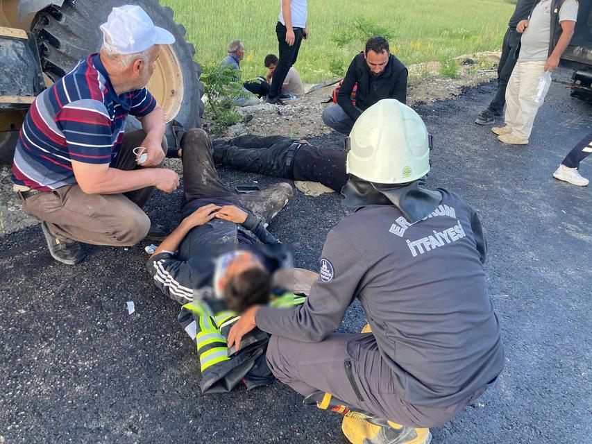 İş makinesi yemek molasındaki işçilerin arasına daldı