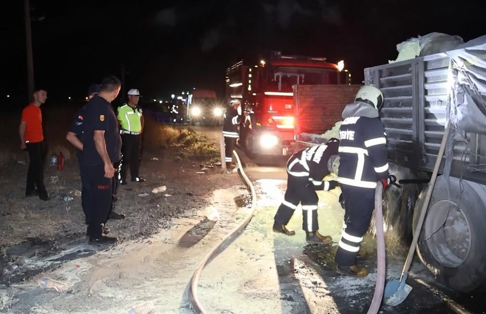 Lastiği patlayan kükürt yüklü tırda yangın paniği