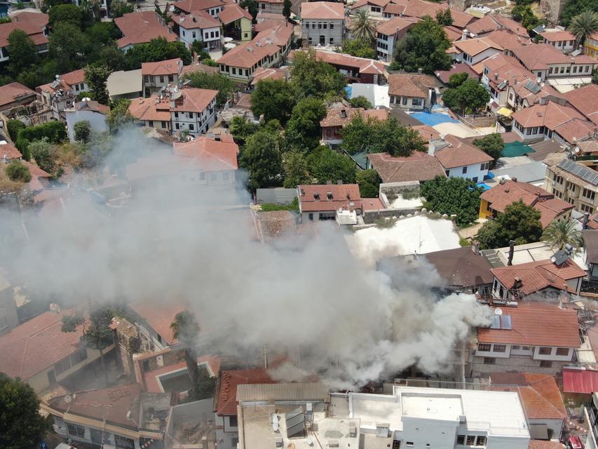 ANTALYA KALEİÇİ'NDEKİ YANGIN 2 SAATTE KONTROL ALTINA ALINDI YANGINDA BİRİ OTEL, KAPALI OLAN EĞLENCE MEKANI İLE KULLANILMAYAN BİR YAPI ZARAR GÖRDÜ OTEL SAHİBİ SİNAN ŞİMŞEK: "DEDEKTÖRLERİN YANDIĞINI FARK EDİNCE MÜDAHALEDE BULUNDUK"