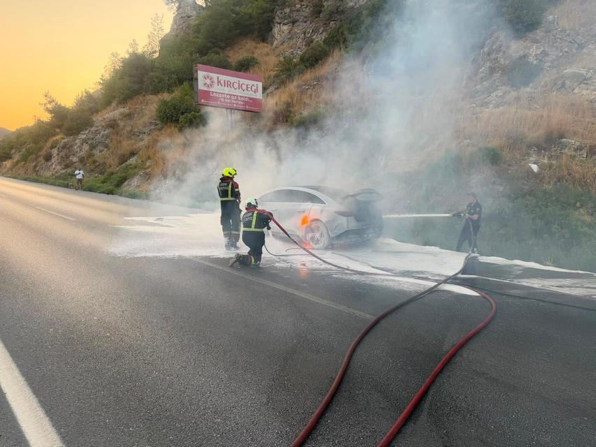 8 MİLYON TL'LİK ELEKTRİKLİ MERCEDES OTO, SEYİR HALİNDEYKEN YANMAYA BAŞLADI SÖNDÜRÜLMESİ MÜMKÜN OLMAYAN LÜKS OTOMOBİL, YAKLAŞIK 12 SAAT KONTROLLÜ OLARAK YANDI AYDIN BÜYÜKŞEHİR BELEDİYESİ'NİN YENİ NESİL SÖNDÜRME APARATLARI SAYESİNDE YANGININ ORMANA SIÇRAMASI ÖNLENDİ