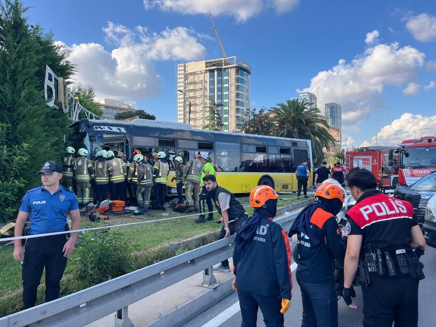Otobüs site duvarına çarptı: Yaralılar var