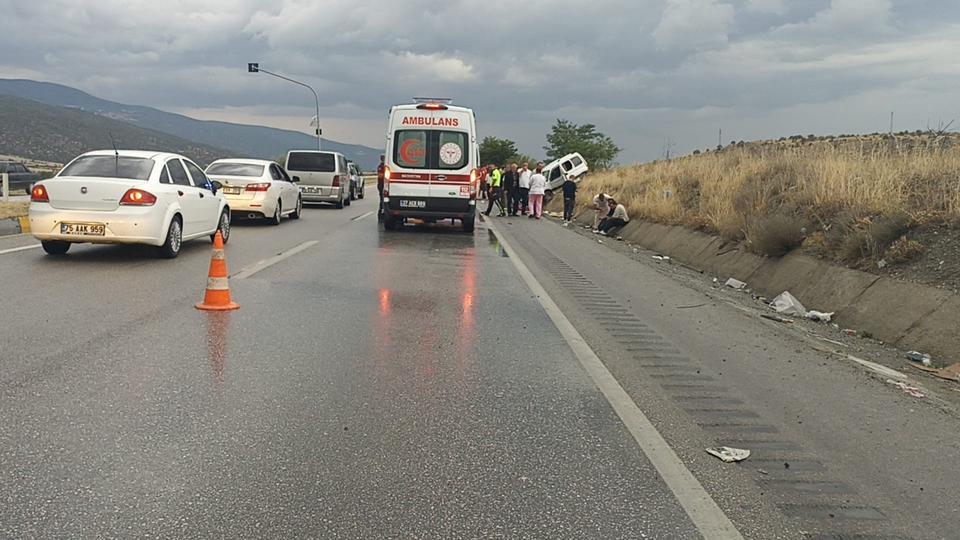 Hafif ticari araç refüje çarptı: 1 ölü
