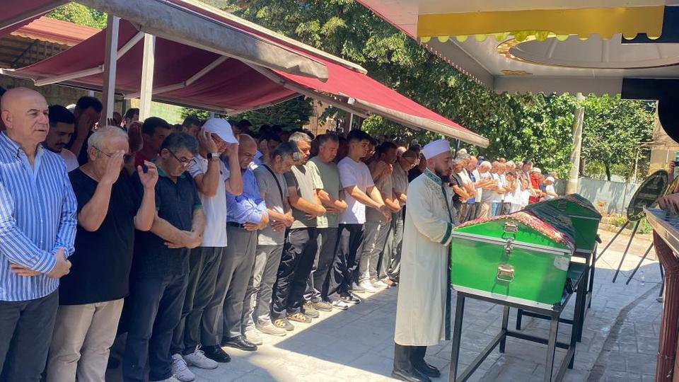 Tatil yolunda can veren anne ve kızı yan yana toprağa verildi