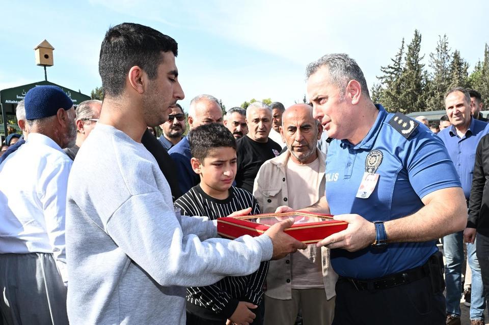 Polis memuru kalbine yenildi